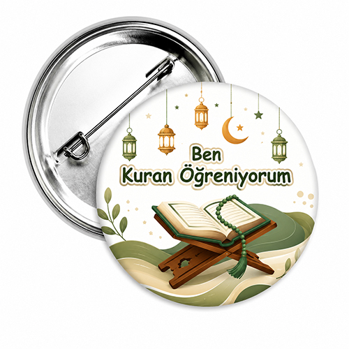 Ben Kuran Öğreniyorum yaka rozeti, açık Kur'an-ı Kerim, rahle ve tesbih figürlü 44 mm metal iğneli öğrenci rozeti