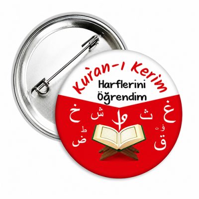 Kuran Harflerini Öğrendim yaka rozeti, açık Kur'an-ı Kerim ve rahle figürlü 44 mm metal iğneli öğrenci rozeti