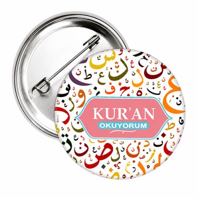 Kur'an Okuyorum yaka rozeti, Arap alfabesi desenli arka planlı 44 mm metal iğneli öğrenci rozeti