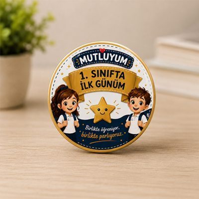 1.sınıfta ilk gün rozeti, sevimli öğrenci figürlü ve yıldız karakterli metal okul rozeti, okul açılış etkinlikleri için özel tasarım.