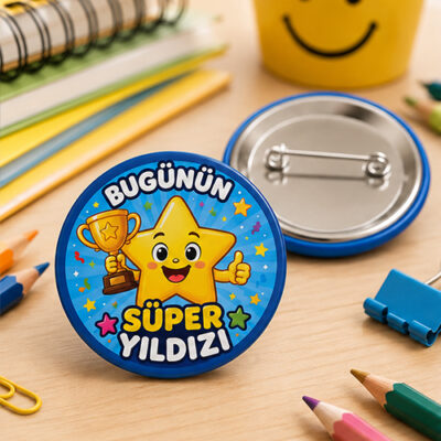 Bugünün Süper Yıldızı yazılı kupa tutan yıldız tasarımlı 44 mm iğneli öğrenci rozeti